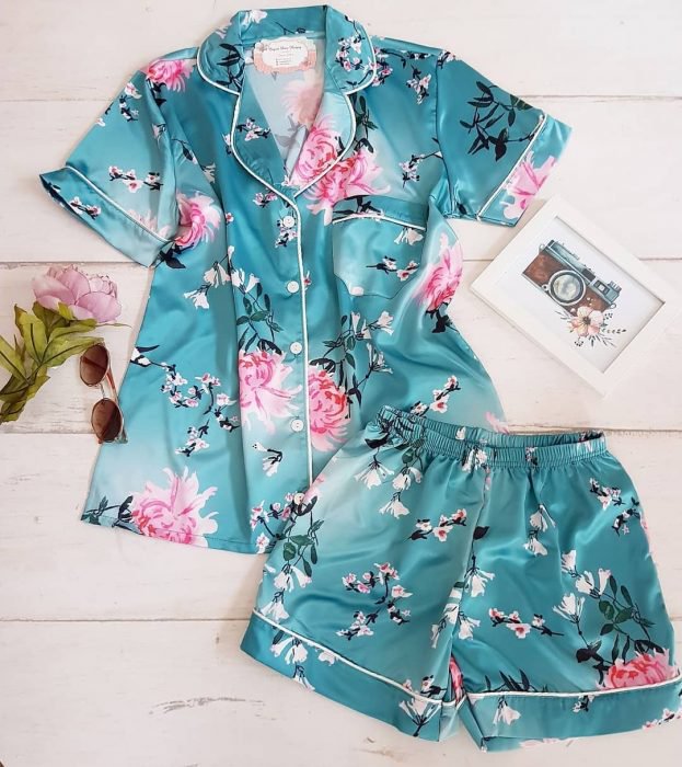 pijama de color azul con flores 
