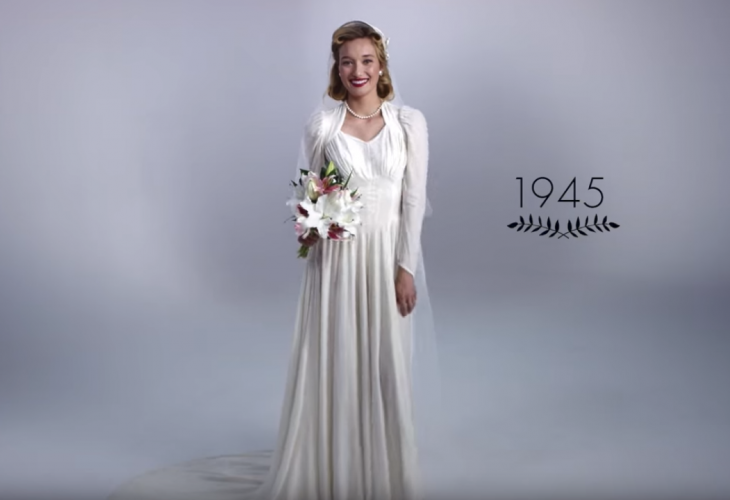 1945 mujer con ramo de boda y vestido de novia 