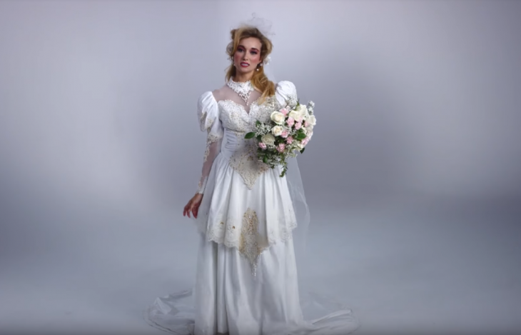 1985 mujer con ramo de boda y vestido de novia 