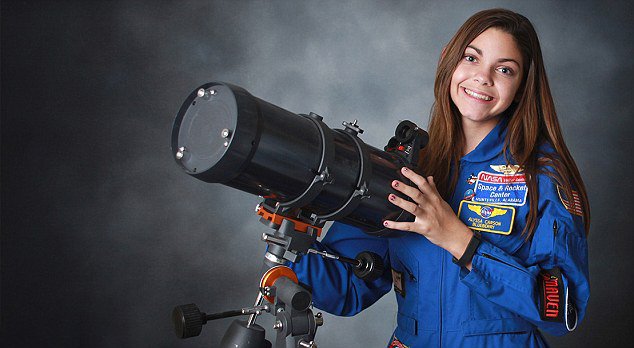 Alyssa Carson chica que podría viajar a Marte en el 2033 viendo un telescopio