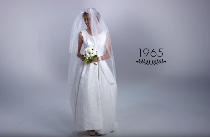 mujer con ramo de boda y vestido de novia 1965