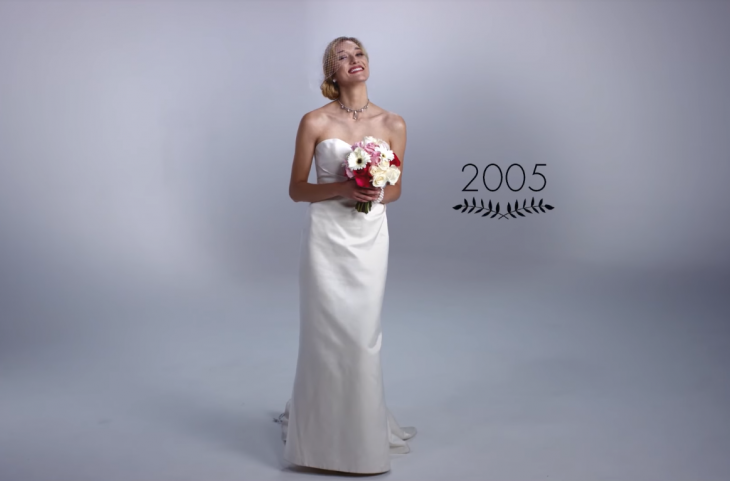 mujer con ramo de boda y vestido de novia 2005 