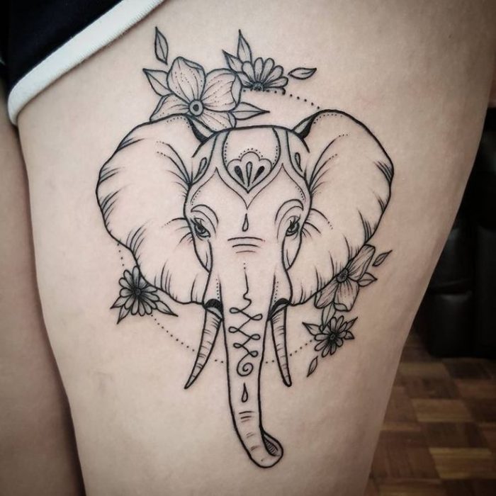 tatuaje de elefante con flores 
