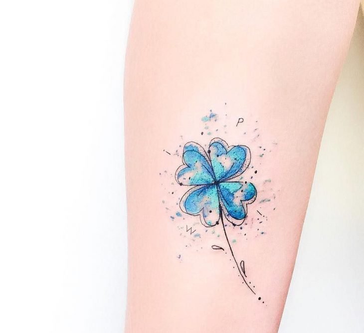 tatuaje de trebol de cuatro hojas azul 