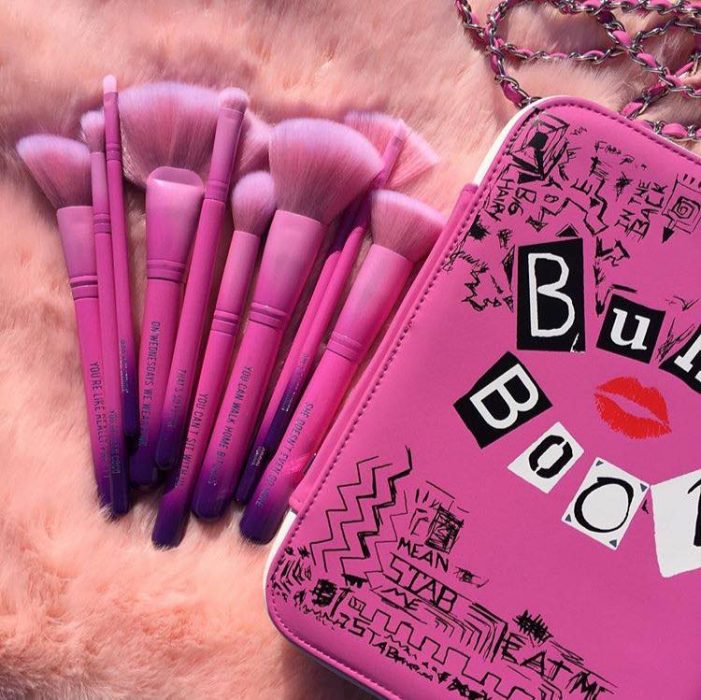 libro rosa con brochas de chicas pesadas 