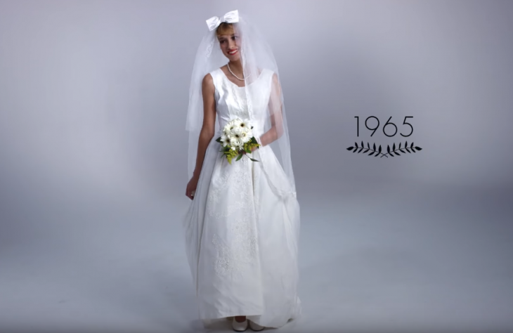 1965 mujer con ramo de boda y vestido de novia 