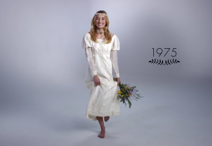 1975 mujer con ramo de boda y vestido de novia 