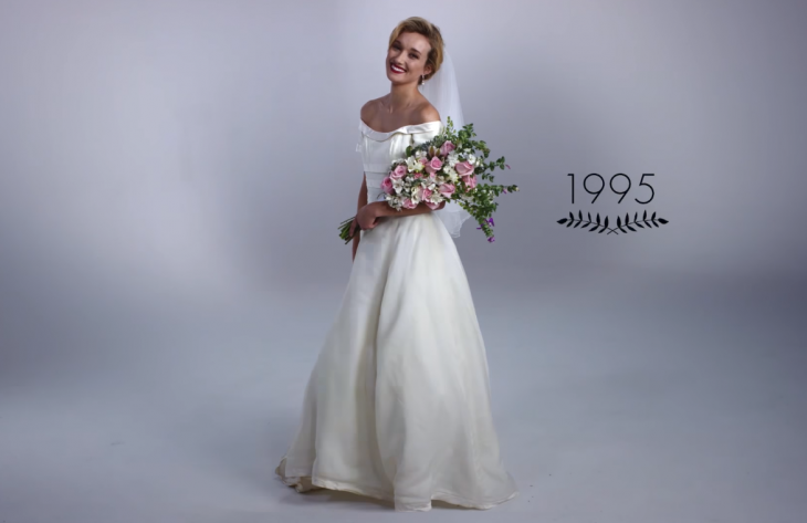 1995 mujer con ramo de boda y vestido de novia 