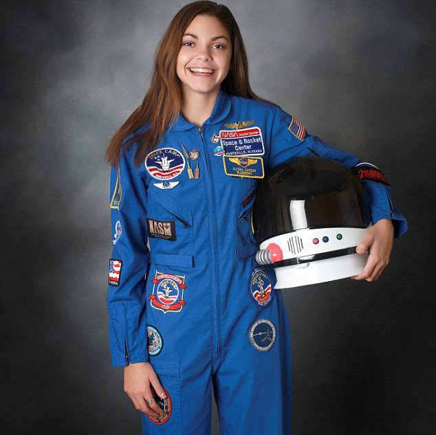Alyssa Carson chica que podría viajar a Marte en el 2033 sosteniendo un casco de astronauta