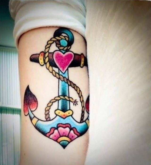 tatuaje de ancla de colores y corazones