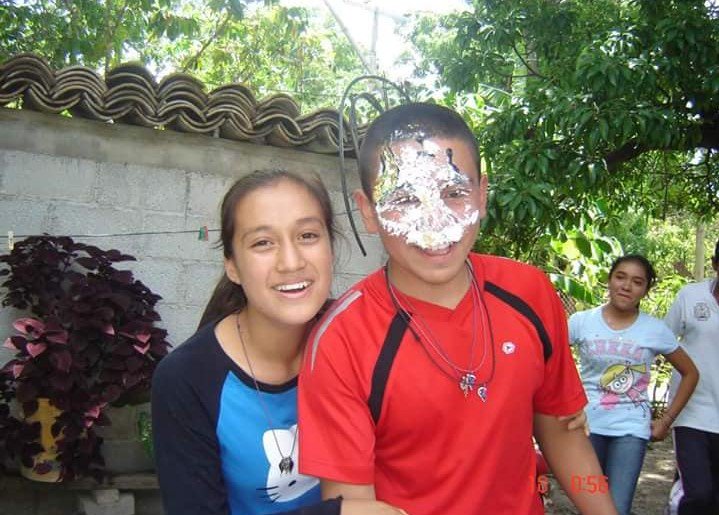 niña junto a niño con pastel en la cara 